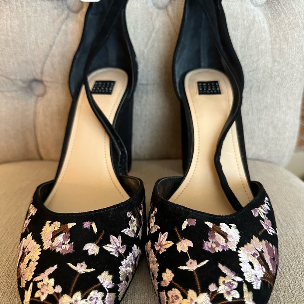 White House Black Market Heels Women’s 10 Black Embroidered Floral Chunk Heel